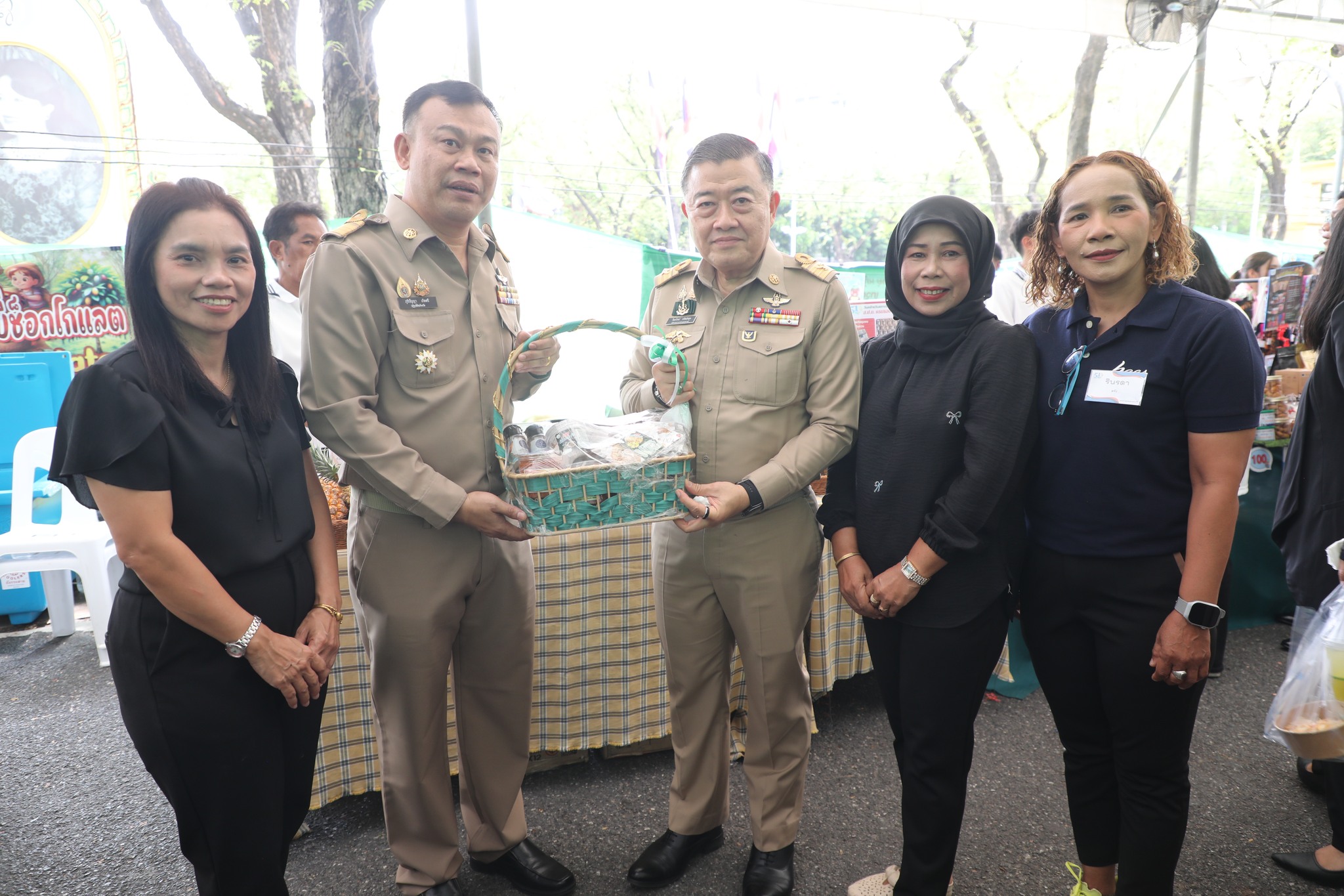 title - ปลัดกระทรวงเกษตรฯ และผู้บริหาร ส.ป.ก. เยี่ยมชมร้านค้า ในงานวันคล้ายวันสถาปนา ส.ป.ก. ครบรอบ 51 ปี